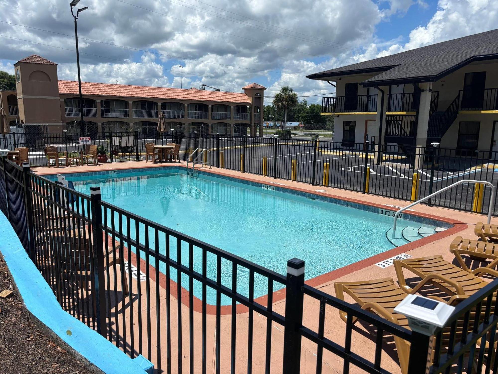 High Springs Inn Soon To Be Clarion Pointe Alachua Exterior photo