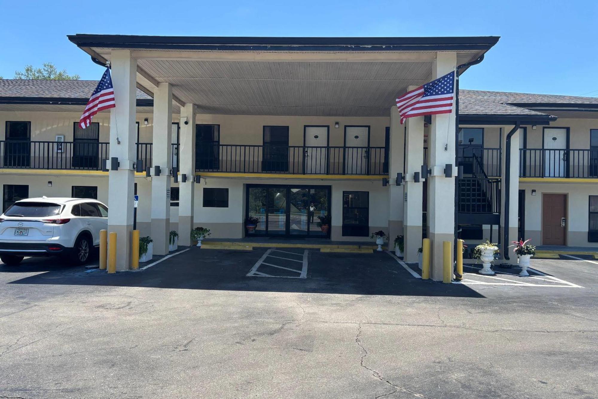 High Springs Inn Soon To Be Clarion Pointe Alachua Exterior photo