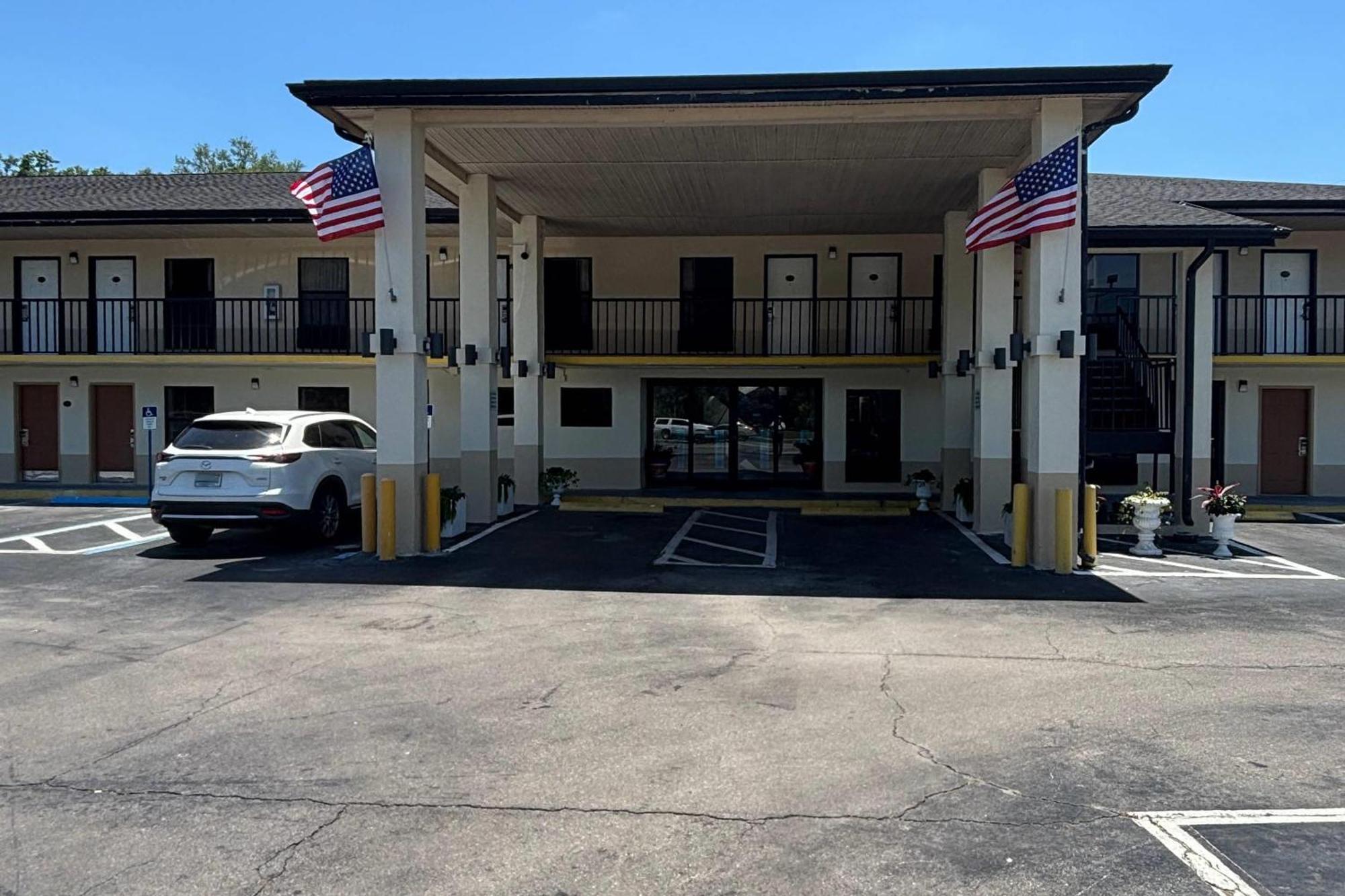 High Springs Inn Soon To Be Clarion Pointe Alachua Exterior photo